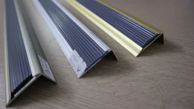 Nẹp nhôm chống trơn gắn mũi bậc cầu thang NLP20