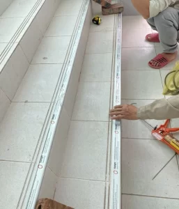 Công trình đang thi công sử dụng nẹp nhôm chống trơn NLP12