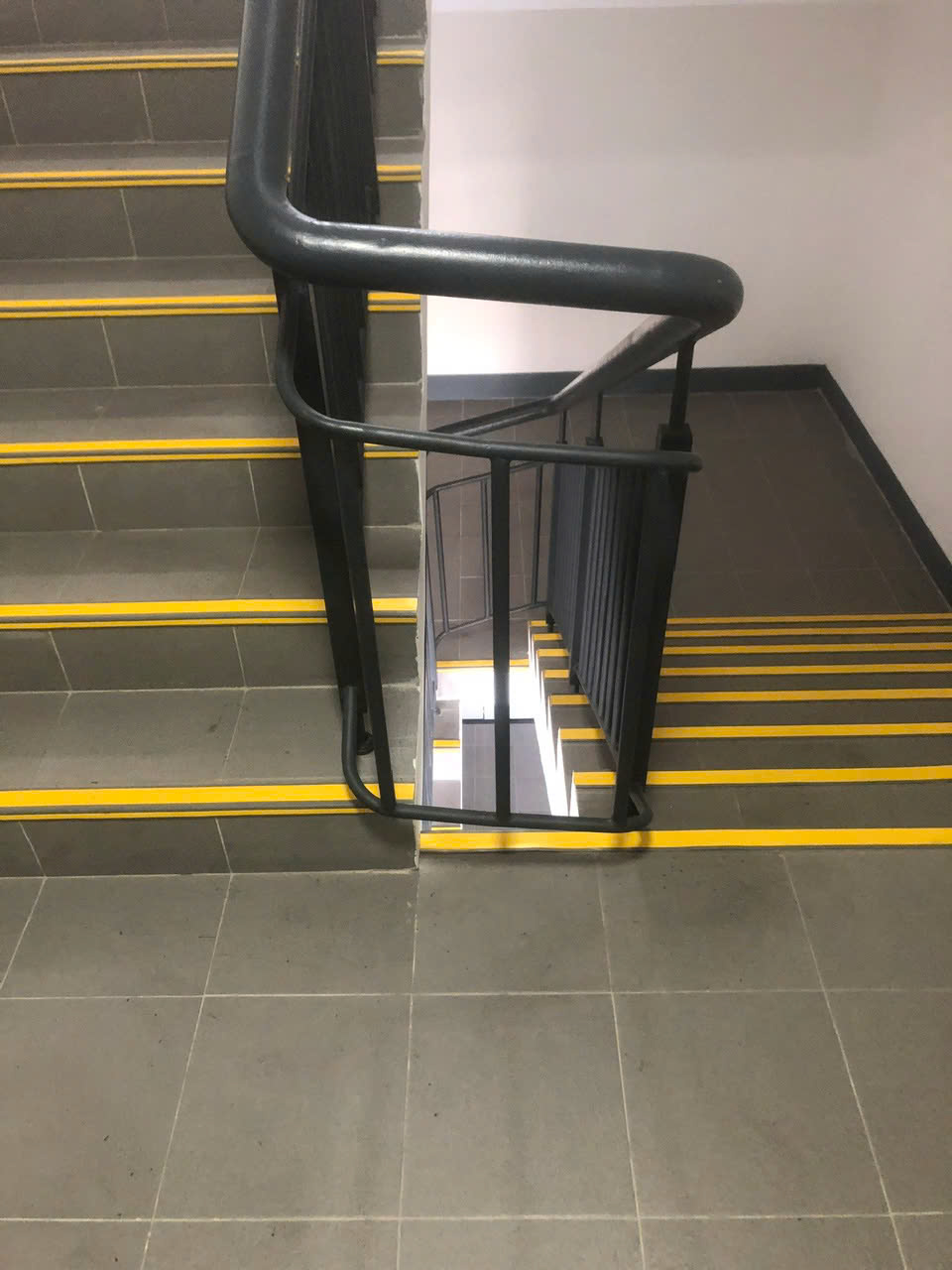 thi công nẹp chống trượt - Trường đại học Vinuniversity