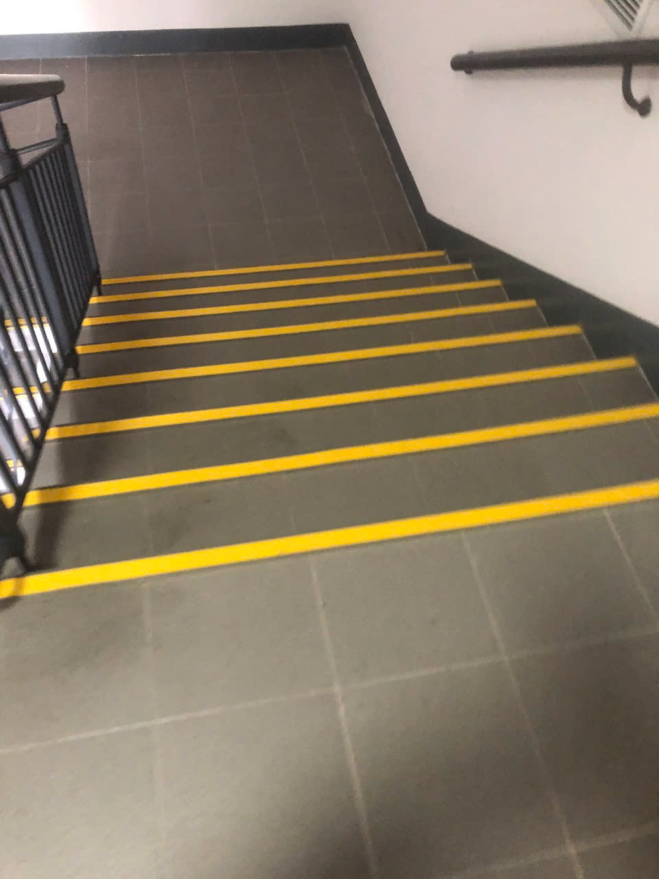 thi công nẹp chống trượt - Trường đại học Vinuniversity