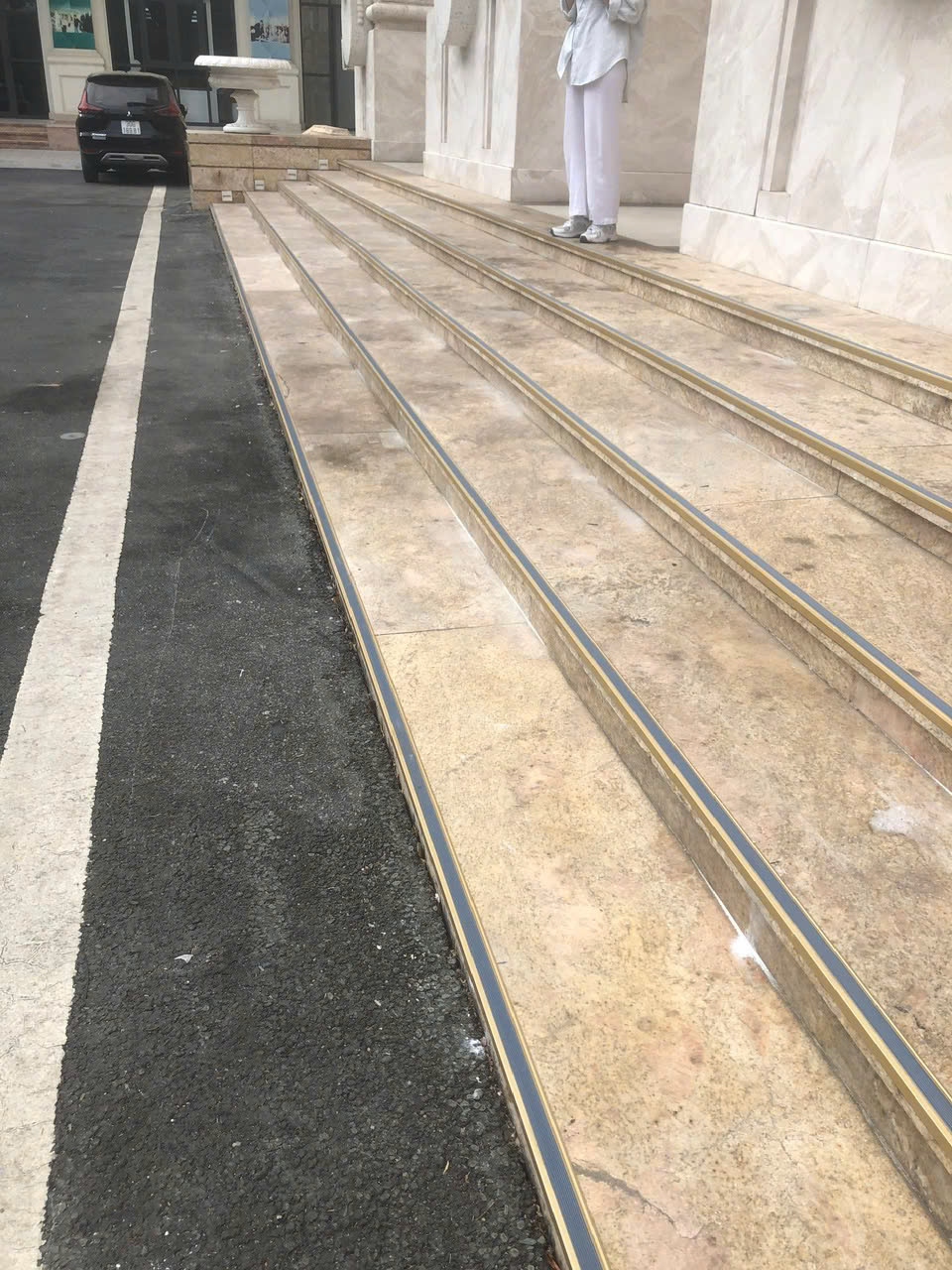 thi công nẹp chống trượt - Trường đại học Vinuniversity