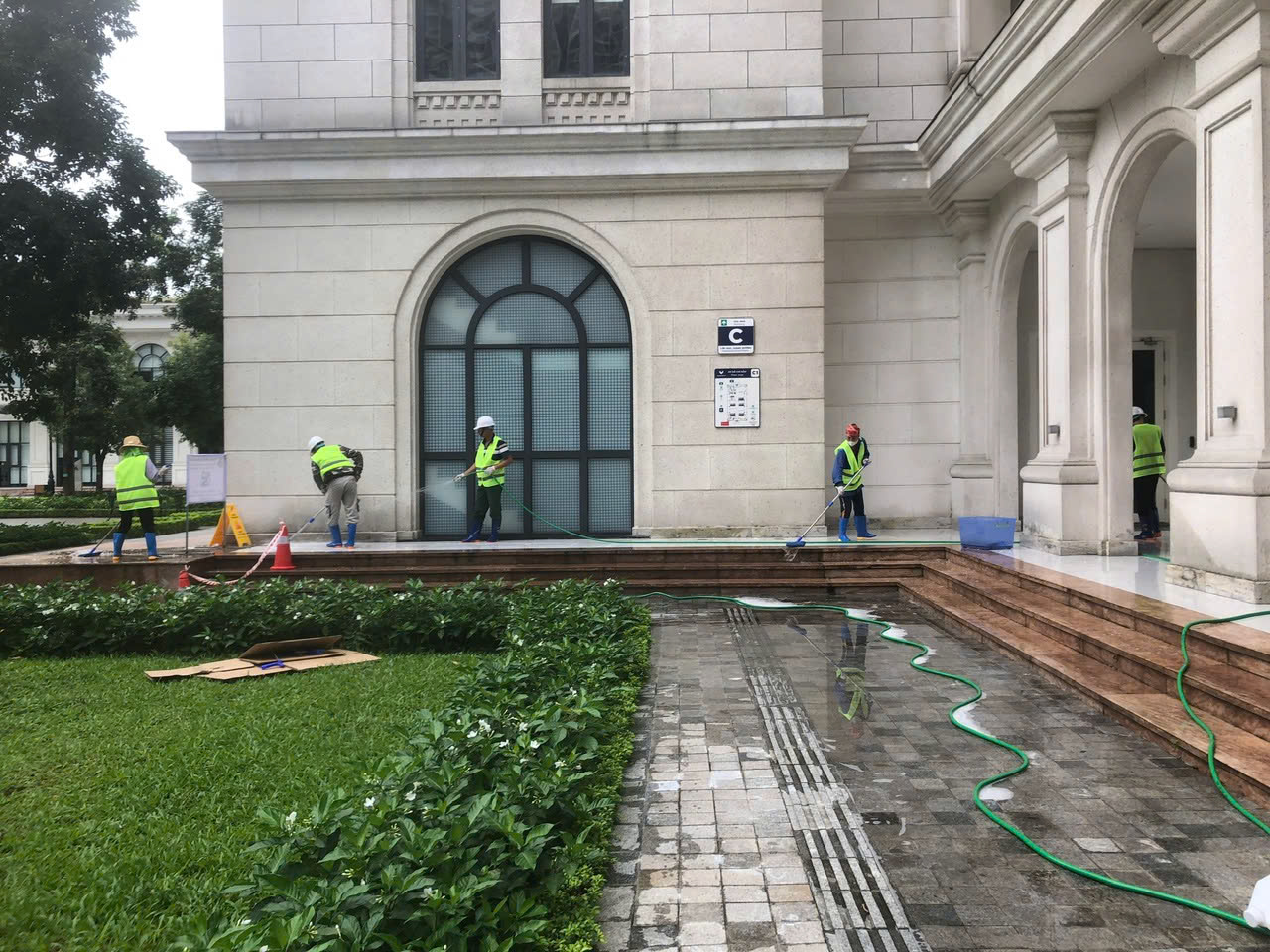 Thi - công- chống- trượt -sàn -gạch -men - Trường đại học Vinuniversity