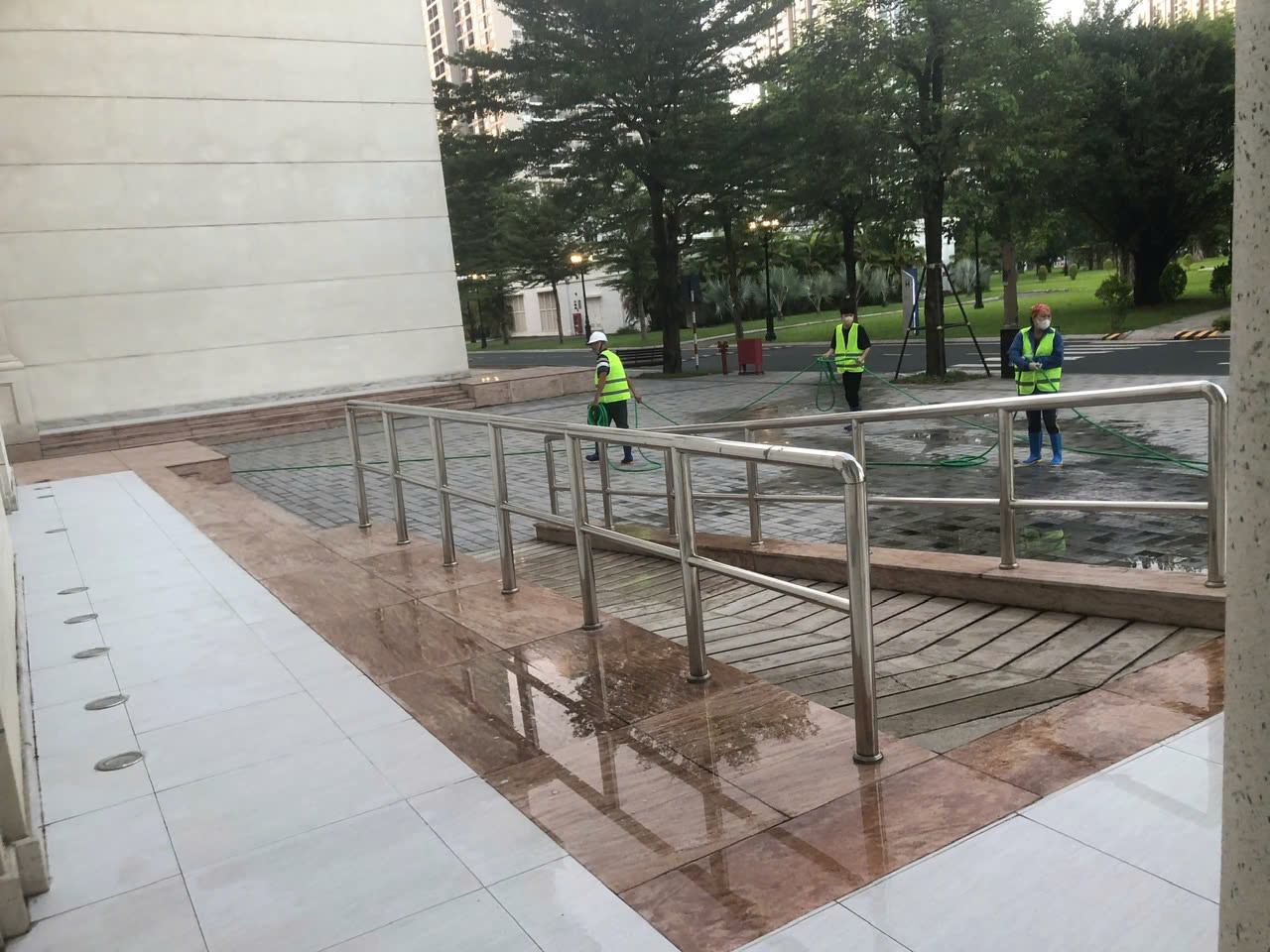 Thi - công- chống- trượt -sàn -gạch -men - Trường đại học Vinuniversity