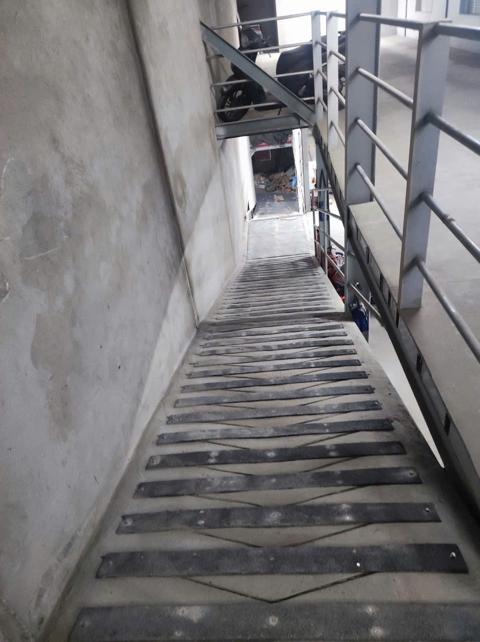 Thi -công -chống -trượt -ram -dốc- bằng- tấm- composite - 22 Láng hạ