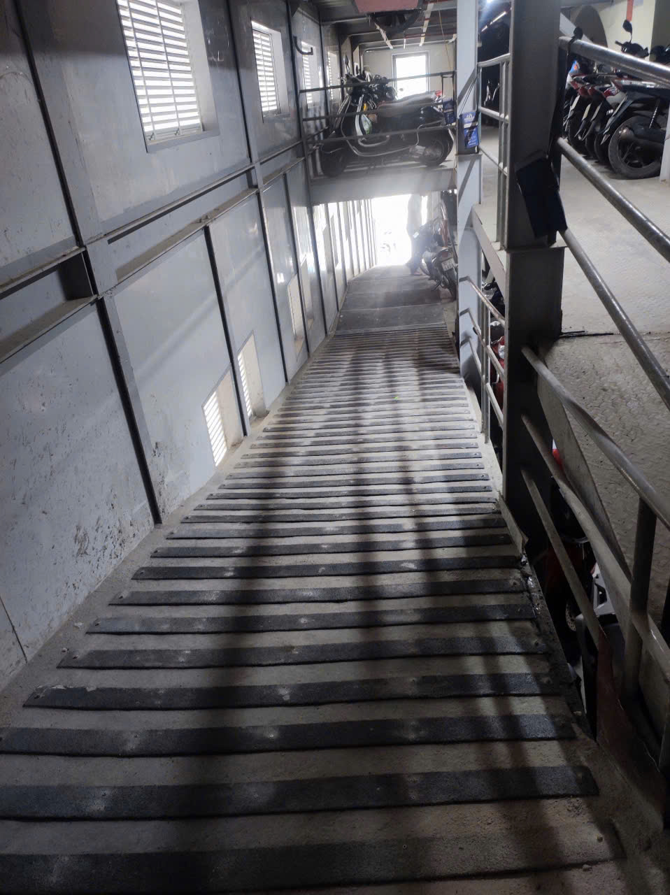 Thi -công -chống -trượt -ram -dốc- bằng- tấm- composite - 22 Láng hạ