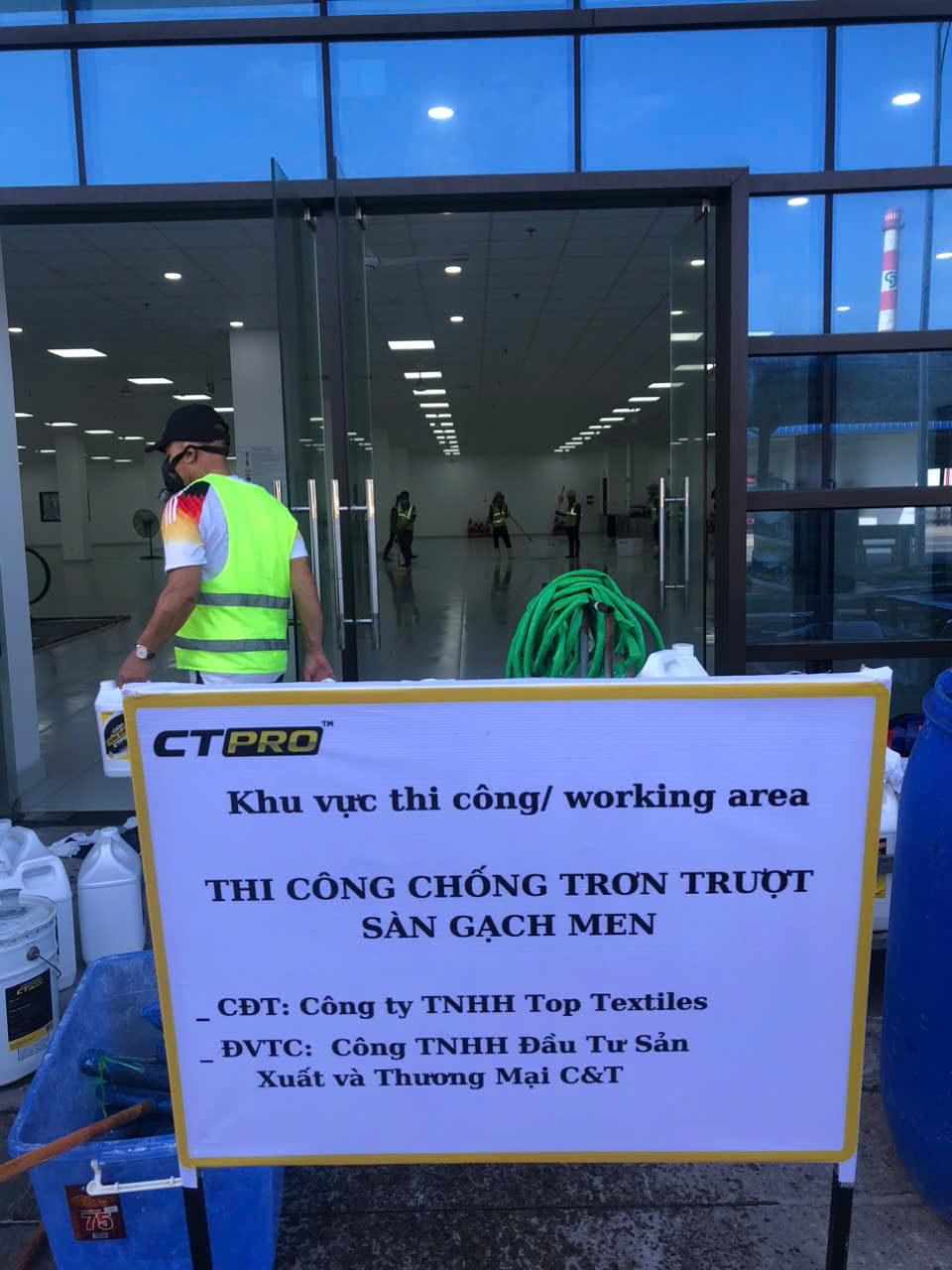 Thi -công -chống -trượt -sàn -gạch- men - Nhà máyTop text Tile của Nhật