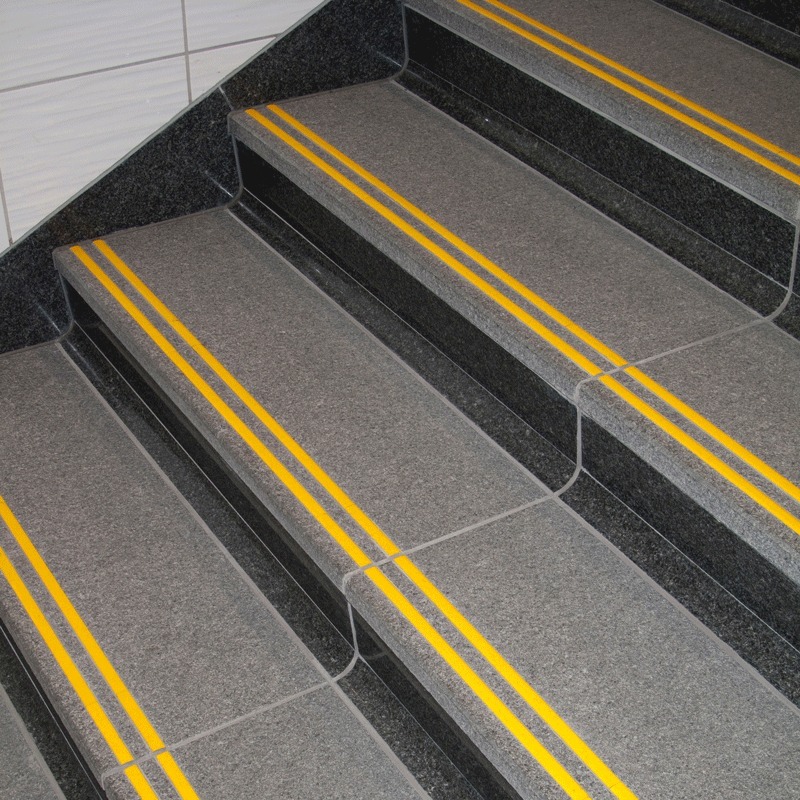 Cầu thang trơn trượt mùa mưa