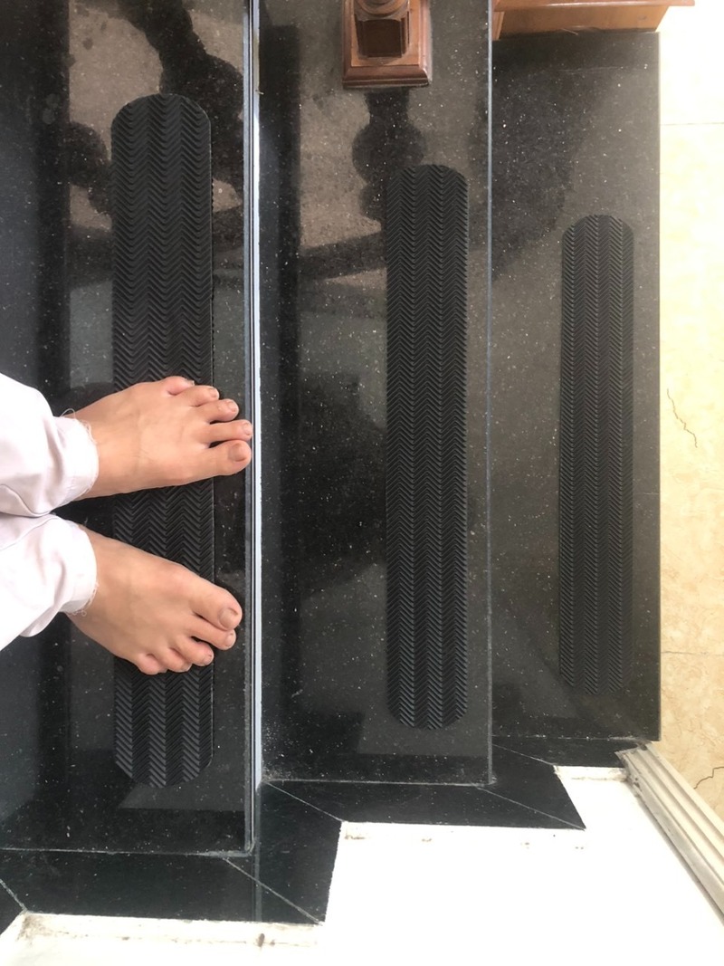 chọn size miếng dán chống trượt cầu thang