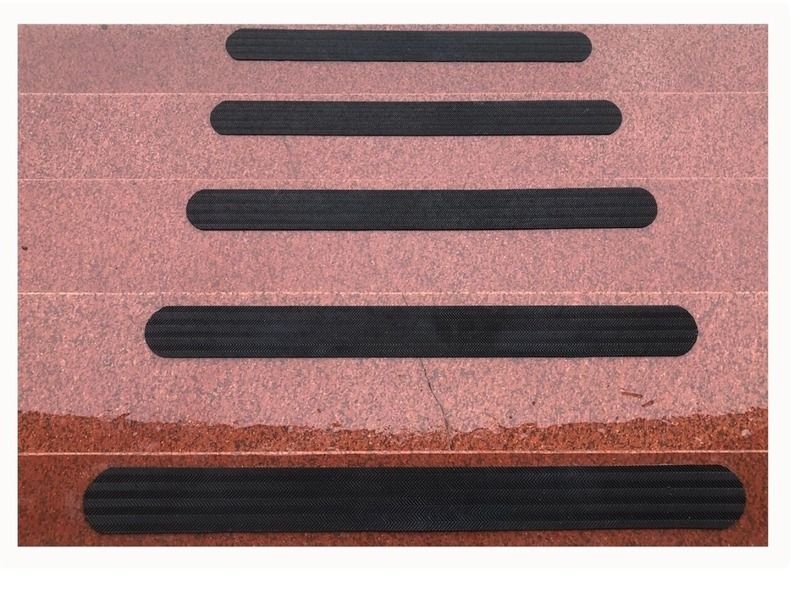 chọn size miếng dán chống trượt cầu thang