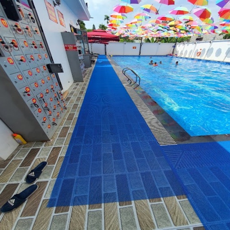 chọn tấm chống trơn bể bơi