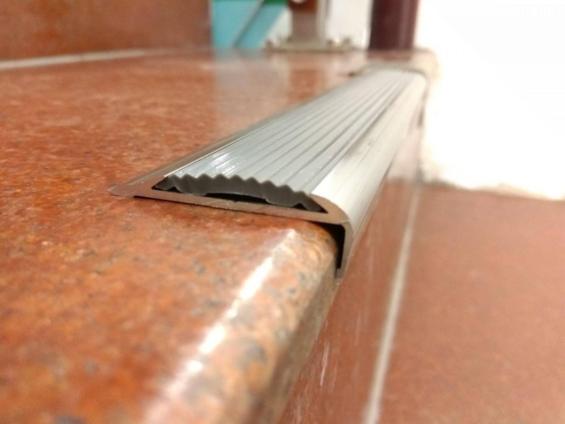 Nẹp chống trượt cầu thang
