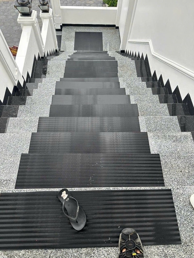 Tấm dán chống trơn