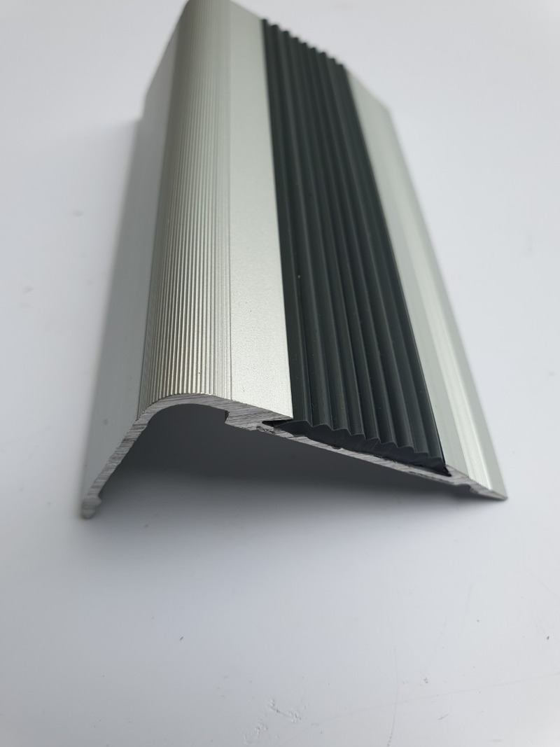 Thi công nẹp nhôm chống trơn