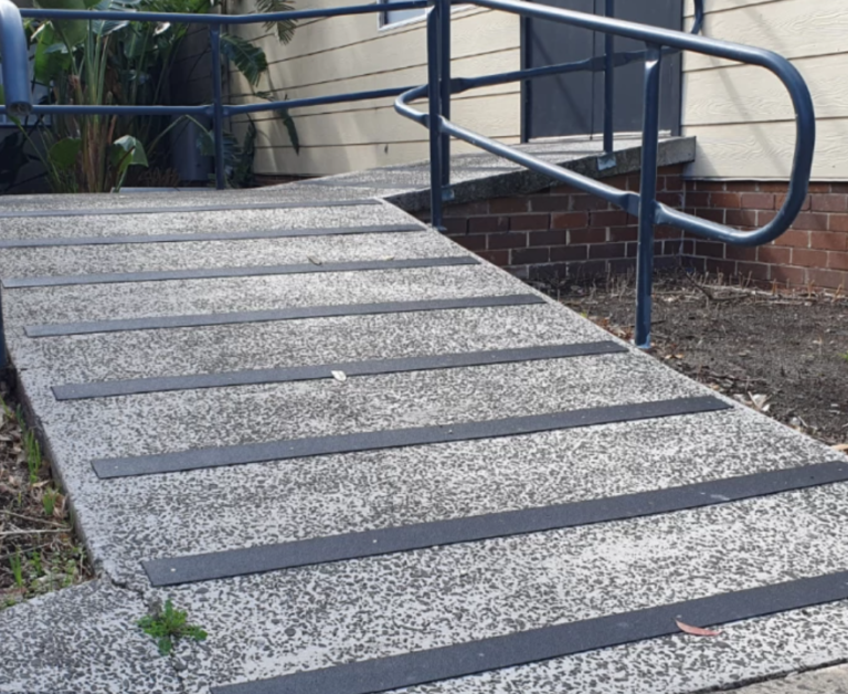 Tấm dán composite được sử dụng để chống trượt ram dốc