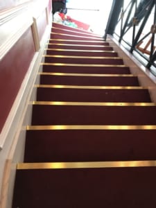 Cầu thang trơn trượt mùa mưa