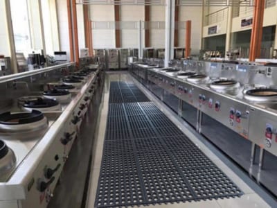 chọn vật liệu chống trơn