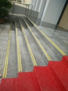 miếng dán chống trượt cầu thang