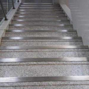 Thi công nẹp nhôm chống trơn